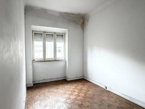 Apartamento T1 c/ potencial para transformar em T2 - Moscavide