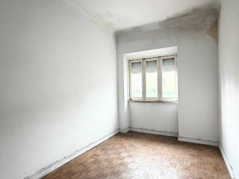 Apartamento T1 c/ potencial para transformar em T2 - Moscavide