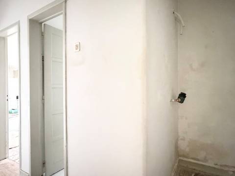 Apartamento T1 c/ potencial para transformar em T2 - Moscavide