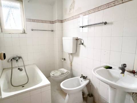 Apartamento T1 c/ potencial para transformar em T2 - Moscavide