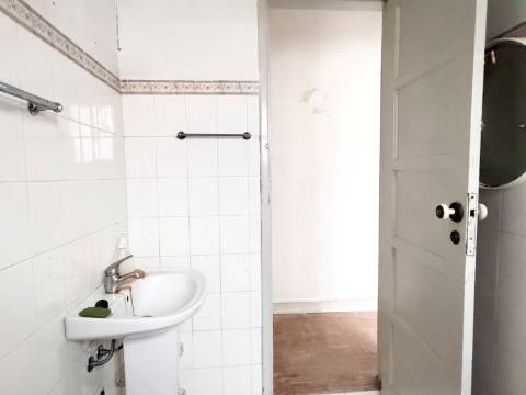 Apartamento T1 c/ potencial para transformar em T2 - Moscavide