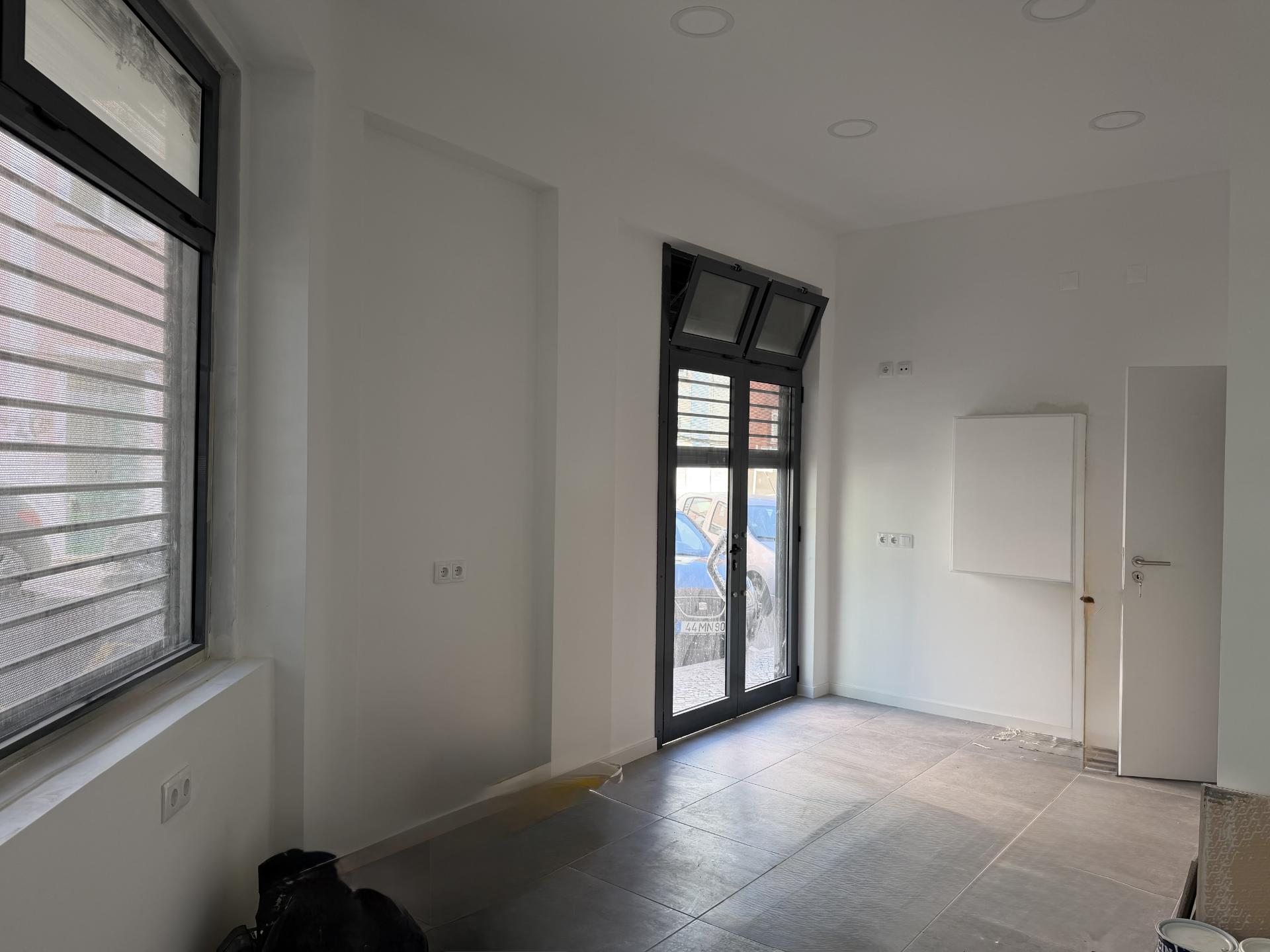 LOJA c/ Cave - Moscavide - Ideal para Comércio / Serviços - CENTRAL