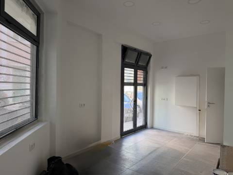 LOJA c/ Cave - Moscavide - Ideal para Comércio / Serviços - CENTRAL