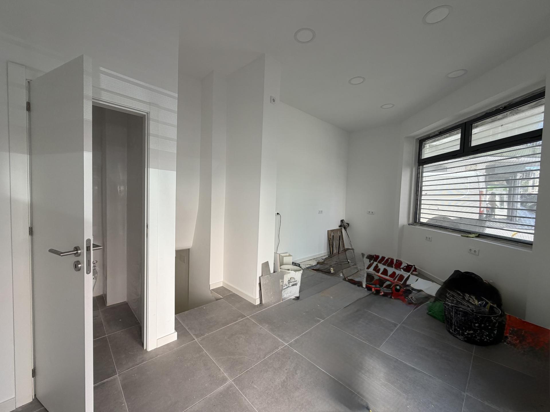 LOJA c/ Cave - Moscavide - Ideal para Comércio / Serviços - CENTRAL