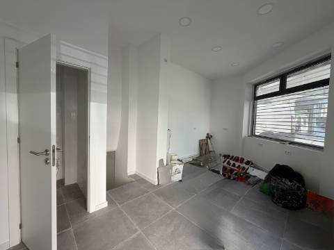 LOJA c/ Cave - Moscavide - Ideal para Comércio / Serviços - CENTRAL