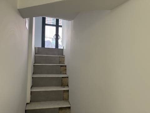 LOJA c/ Cave - Moscavide - Ideal para Comércio / Serviços - CENTRAL