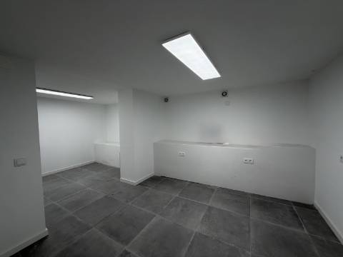 LOJA c/ Cave - Moscavide - Ideal para Comércio / Serviços - CENTRAL