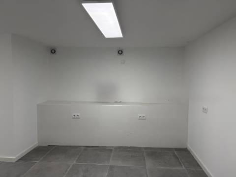 LOJA c/ Cave - Moscavide - Ideal para Comércio / Serviços - CENTRAL