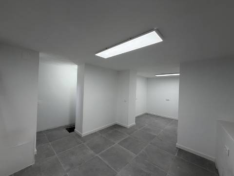 LOJA c/ Cave - Moscavide - Ideal para Comércio / Serviços - CENTRAL