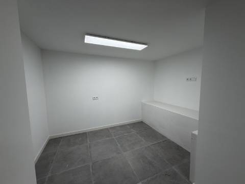 LOJA c/ Cave - Moscavide - Ideal para Comércio / Serviços - CENTRAL