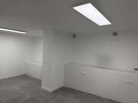 LOJA c/ Cave - Moscavide - Ideal para Comércio / Serviços - CENTRAL