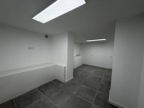 LOJA c/ Cave - Moscavide - Ideal para Comércio / Serviços - CENTRAL