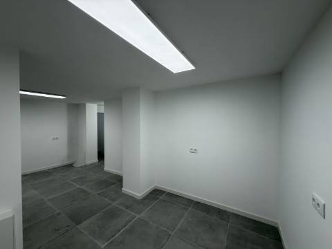 LOJA c/ Cave - Moscavide - Ideal para Comércio / Serviços - CENTRAL