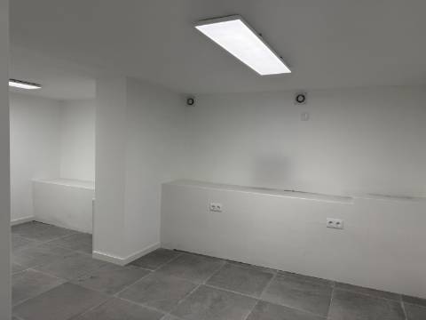 LOJA c/ Cave - Moscavide - Ideal para Comércio / Serviços - CENTRAL