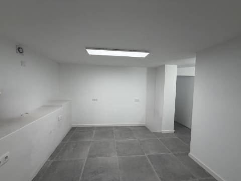 LOJA c/ Cave - Moscavide - Ideal para Comércio / Serviços - CENTRAL