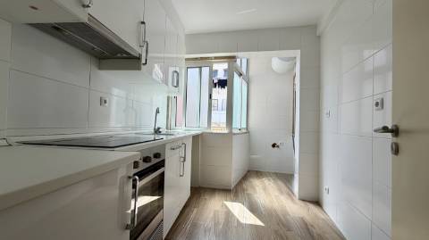 Apartamento T2 Moscavide - Central - Luminoso