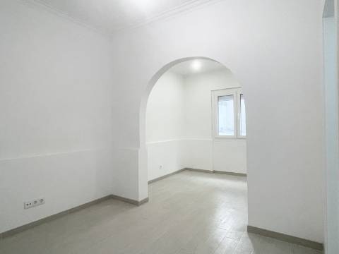 Apartamento T1 - Moscavide - Remodelado - Rés-do-Chão c/ Terraço