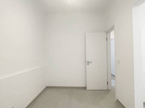 Apartamento T1 - Moscavide - Remodelado - Rés-do-Chão c/ Terraço