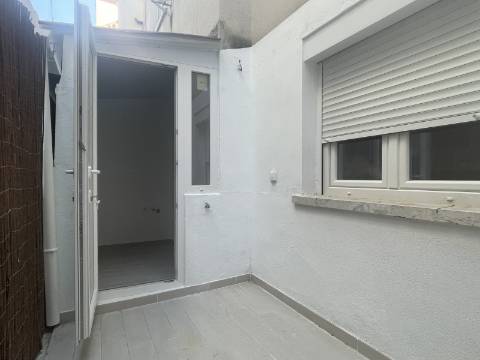 Apartamento T1 - Moscavide - Remodelado - Rés-do-Chão c/ Terraço