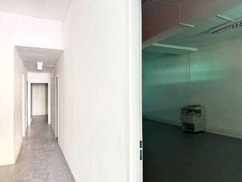 Loja em Moscavide - Muito bem localizada - Excelente Área 197m2