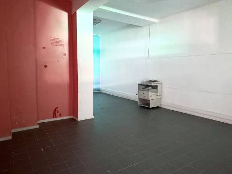 Loja em Moscavide - Muito bem localizada - Excelente Área 197m2