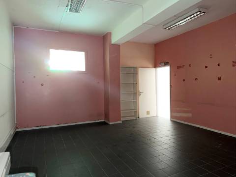 Loja em Moscavide - Muito bem localizada - Excelente Área 197m2