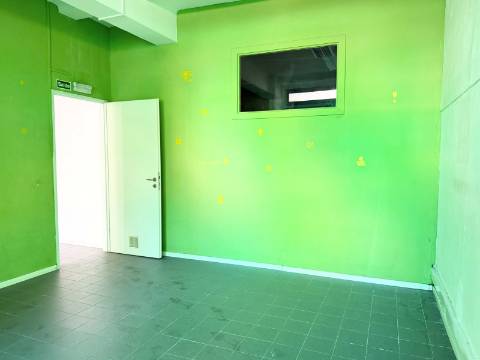Loja em Moscavide - Muito bem localizada - Excelente Área 197m2