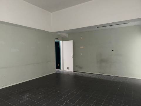 Loja em Moscavide - Muito bem localizada - Excelente Área 197m2