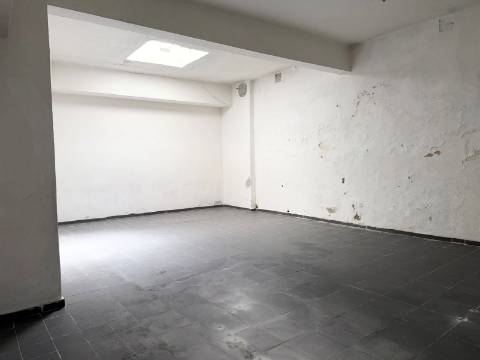 Loja em Moscavide - Muito bem localizada - Excelente Área 197m2