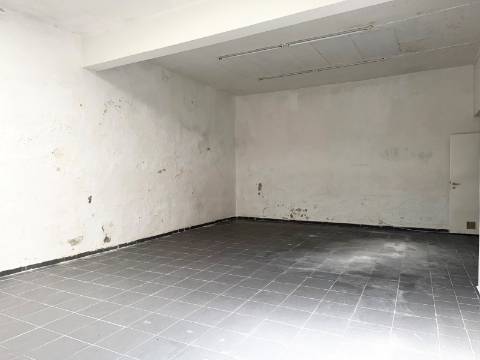 Loja em Moscavide - Muito bem localizada - Excelente Área 197m2