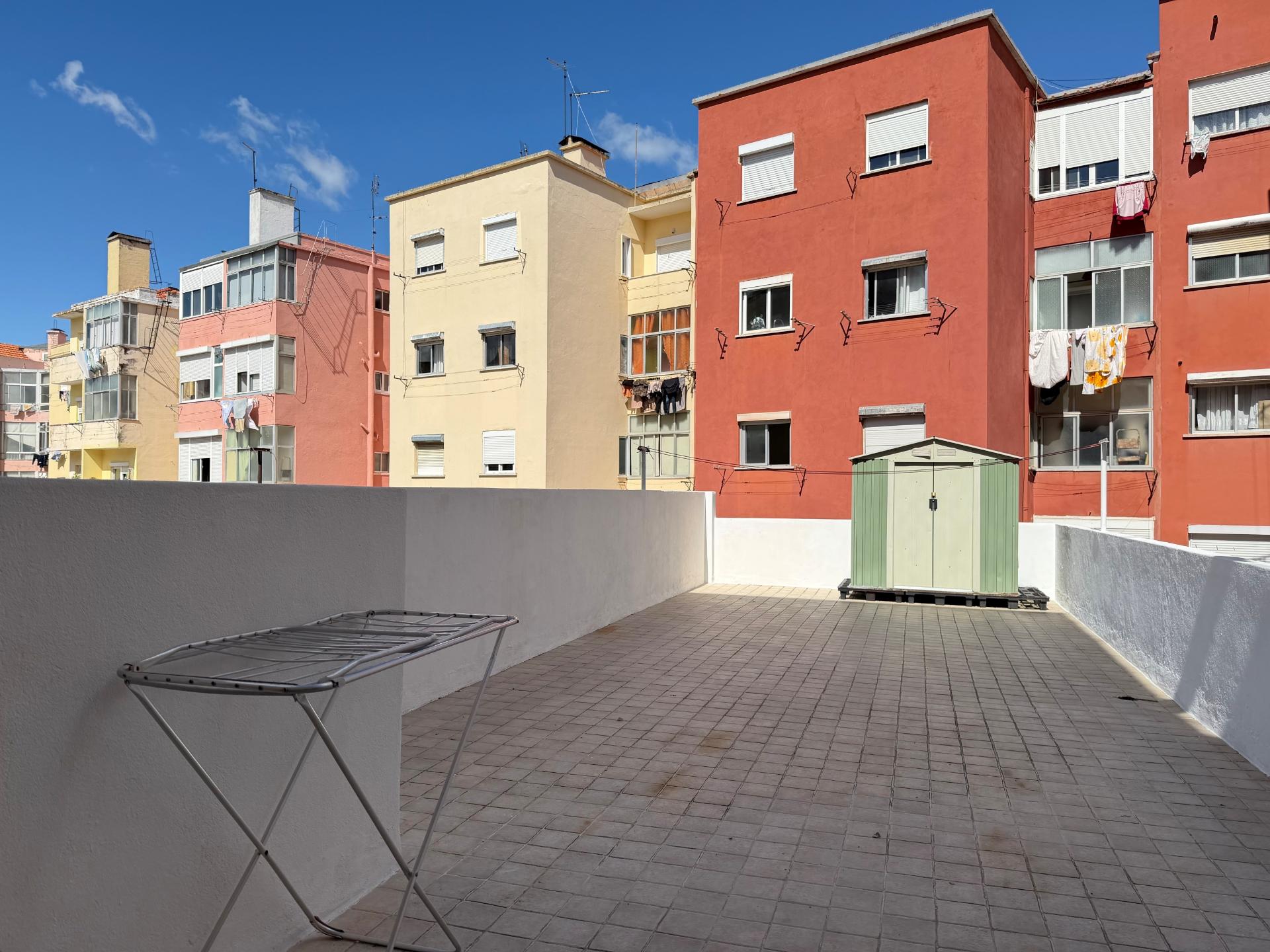 Apartamento T2 Moscavide - 2 Wc's - Terraço - 1º Andar