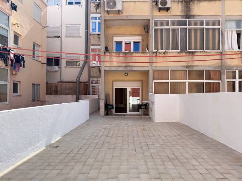 Apartamento T2 Moscavide - 2 Wc's - Terraço - 1º Andar