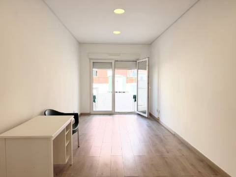 Apartamento T2 Moscavide - 2 Wc's - Terraço - 1º Andar