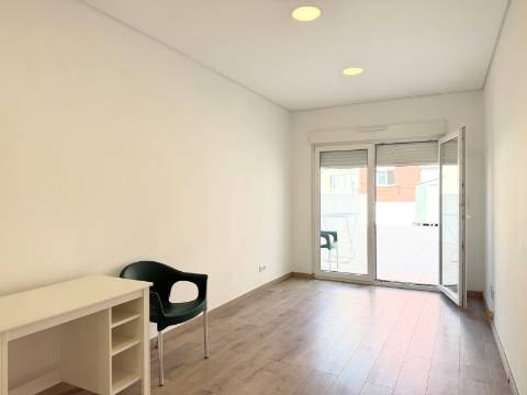 Apartamento T2 Moscavide - 2 Wc's - Terraço - 1º Andar