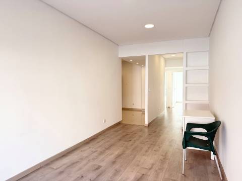 Apartamento T2 Moscavide - 2 Wc's - Terraço - 1º Andar