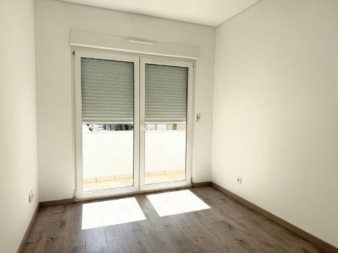Apartamento T2 Moscavide - 2 Wc's - Terraço - 1º Andar