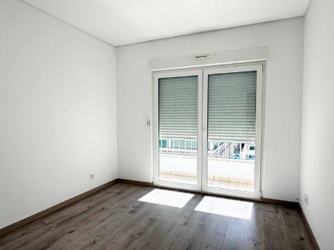 Apartamento T2 Moscavide - 2 Wc's - Terraço - 1º Andar