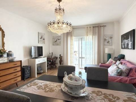 Apartamento T2 - Bobadela - c/ Parqueamento - Arrecadação