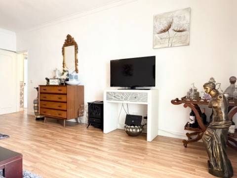 Apartamento T2 - Bobadela - c/ Parqueamento - Arrecadação