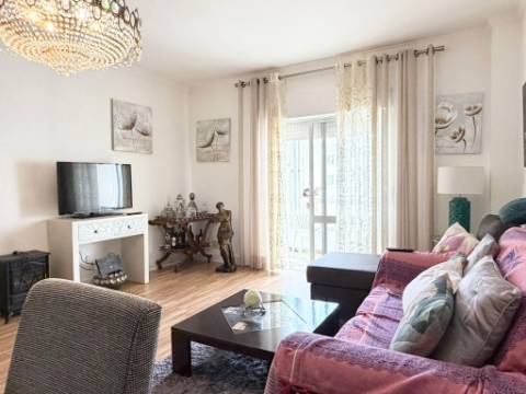 Apartamento T2 - Bobadela - c/ Parqueamento - Arrecadação