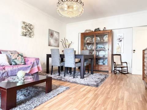 Apartamento T2 - Bobadela - c/ Parqueamento - Arrecadação