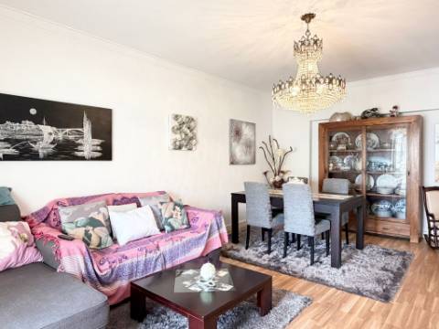 Apartamento T2 - Bobadela - c/ Parqueamento - Arrecadação