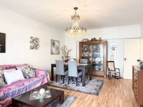 Apartamento T2 - Bobadela - c/ Parqueamento - Arrecadação