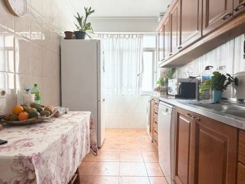 Apartamento T2 - Bobadela - c/ Parqueamento - Arrecadação