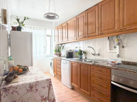 Apartamento T2 - Bobadela - c/ Parqueamento - Arrecadação