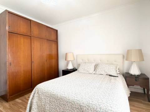 Apartamento T2 - Bobadela - c/ Parqueamento - Arrecadação