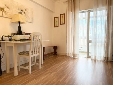 Apartamento T2 - Bobadela - c/ Parqueamento - Arrecadação