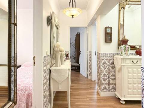 Apartamento T2 - Bobadela - c/ Parqueamento - Arrecadação