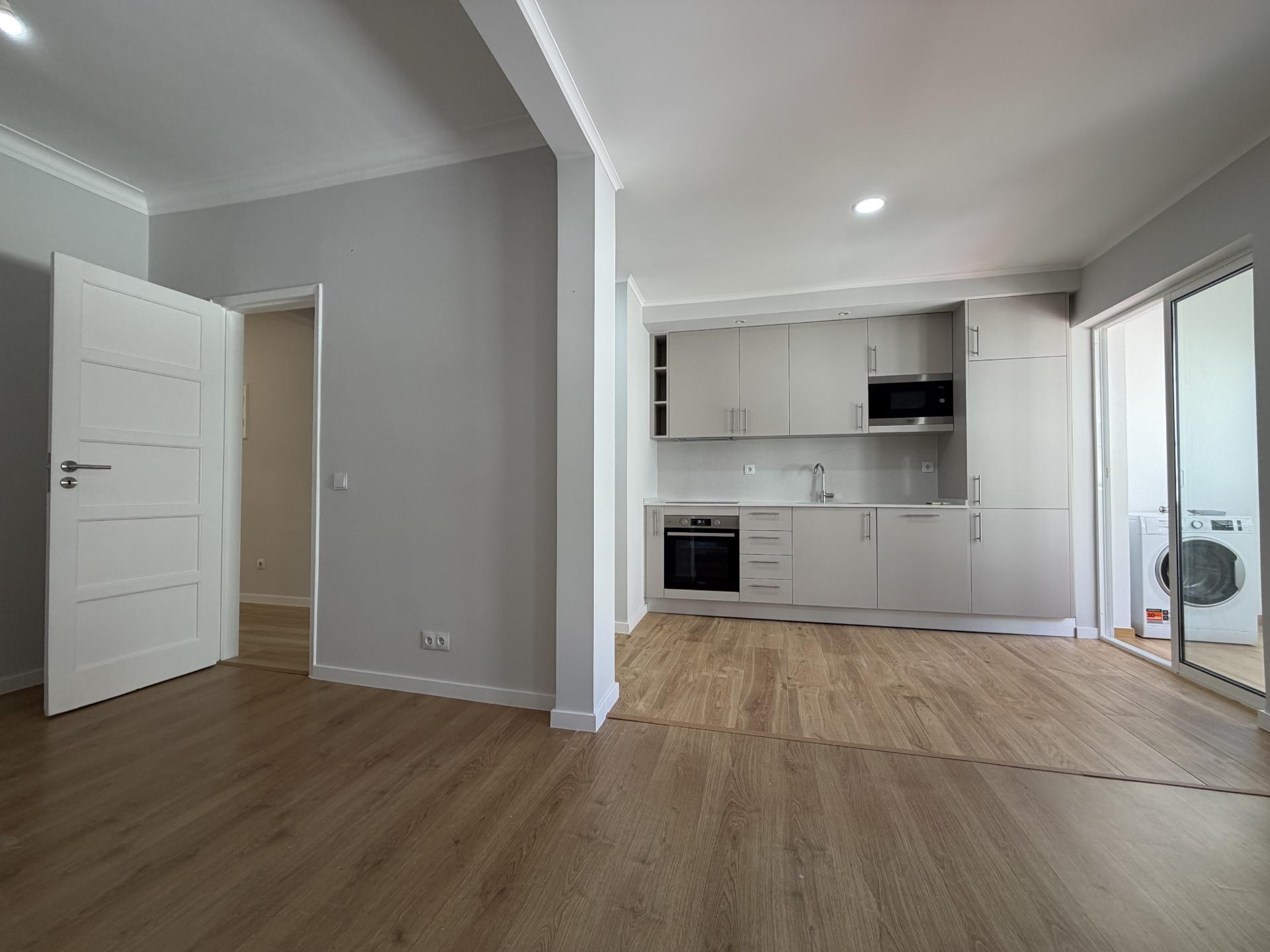 Apartamento T2 - Moscavide - 3º Andar - Completamente Remodelado