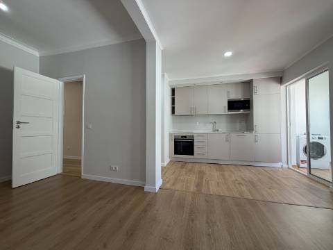 Apartamento T2 - Moscavide - 3º Andar - Completamente Remodelado